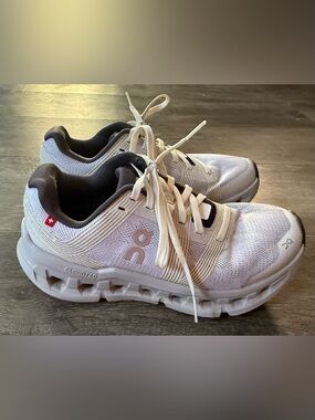 Womens ON CLOUD running sneakers sz 5.5